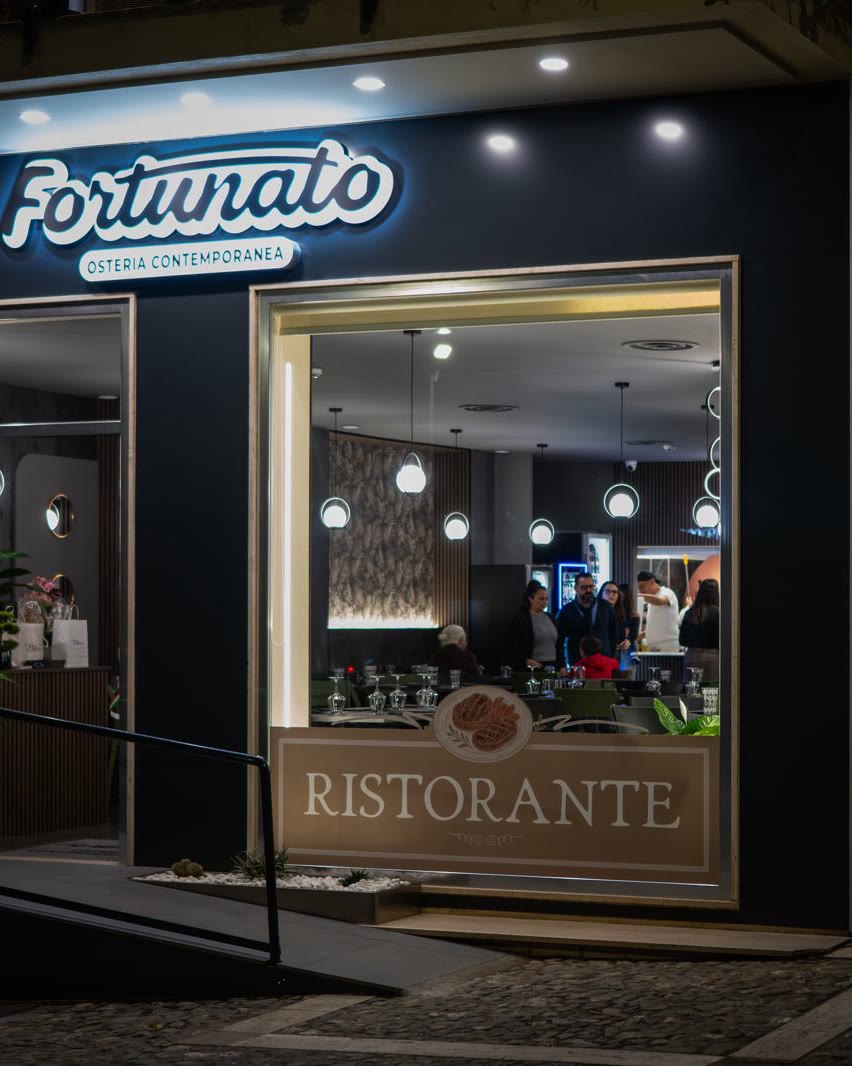 La facciata di Fortunato illuminata di sera