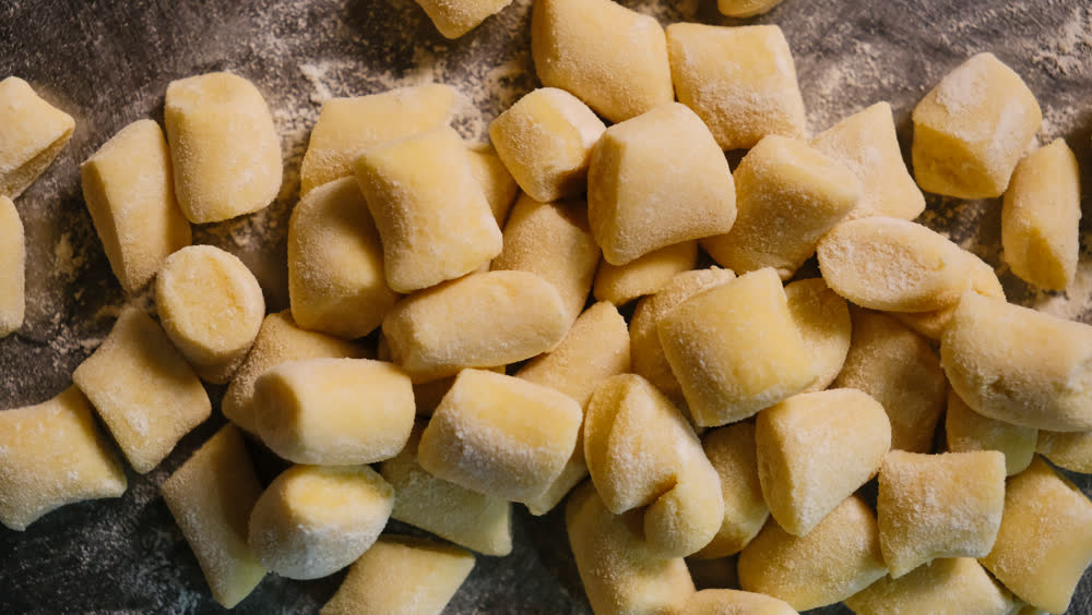 Gnocchi appena tagliati su un piano infarinato
