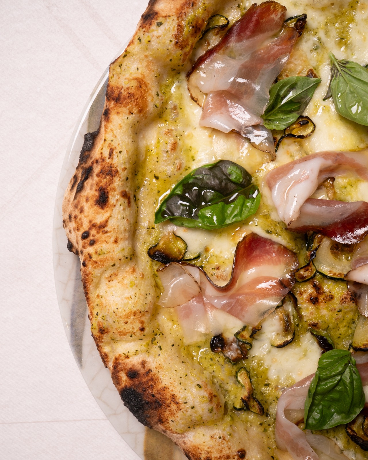 Pizza con zucchine, speck e basilico