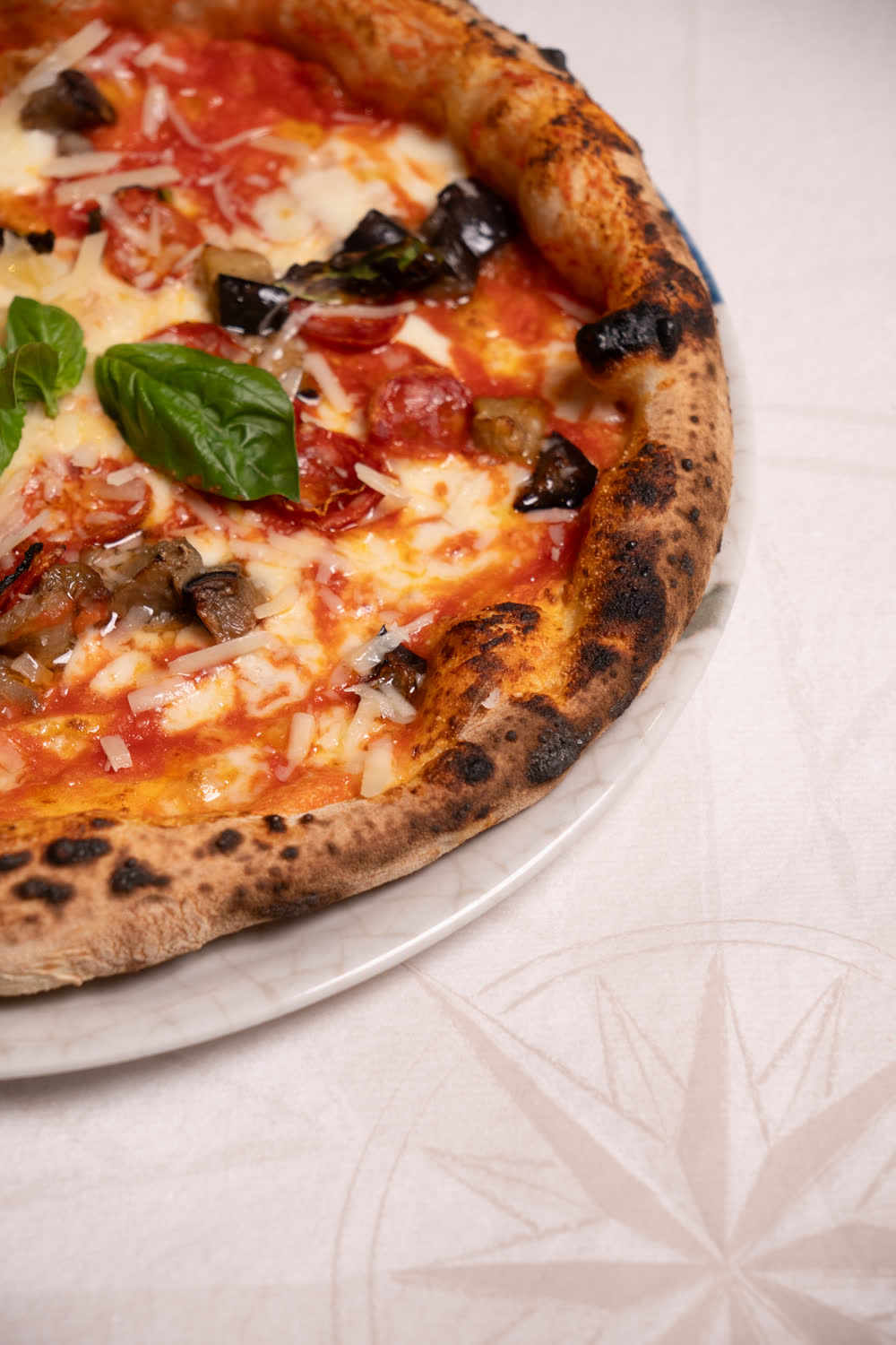 Pizza con pomodoro, mozzarella e basilico, cornicione ben cotto