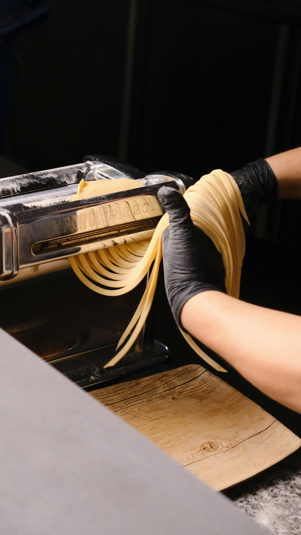 Le tagliatelle escono dalla macchina per la pasta