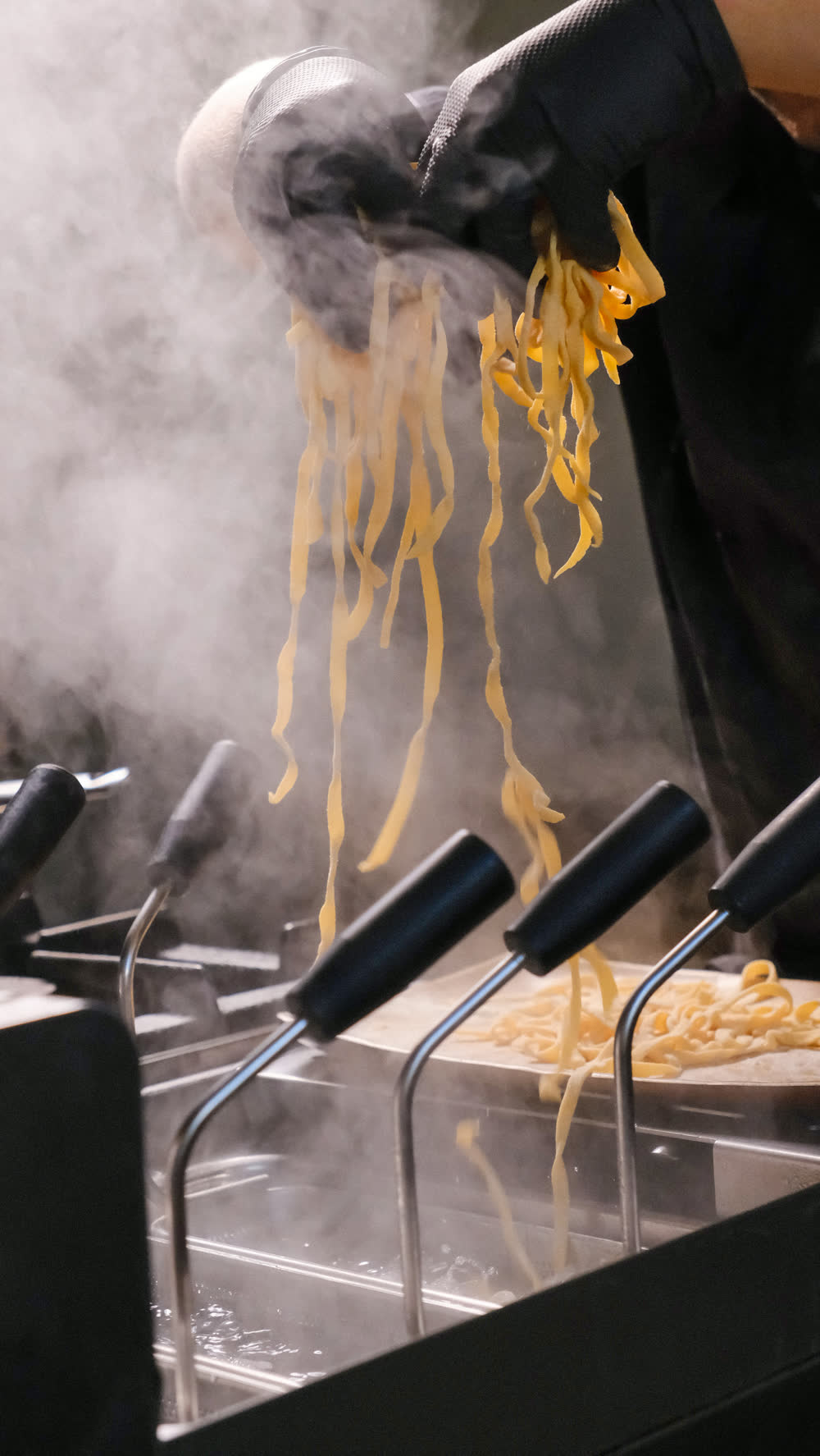 Le tagliatelle sollevate nel vapore dalla pentola